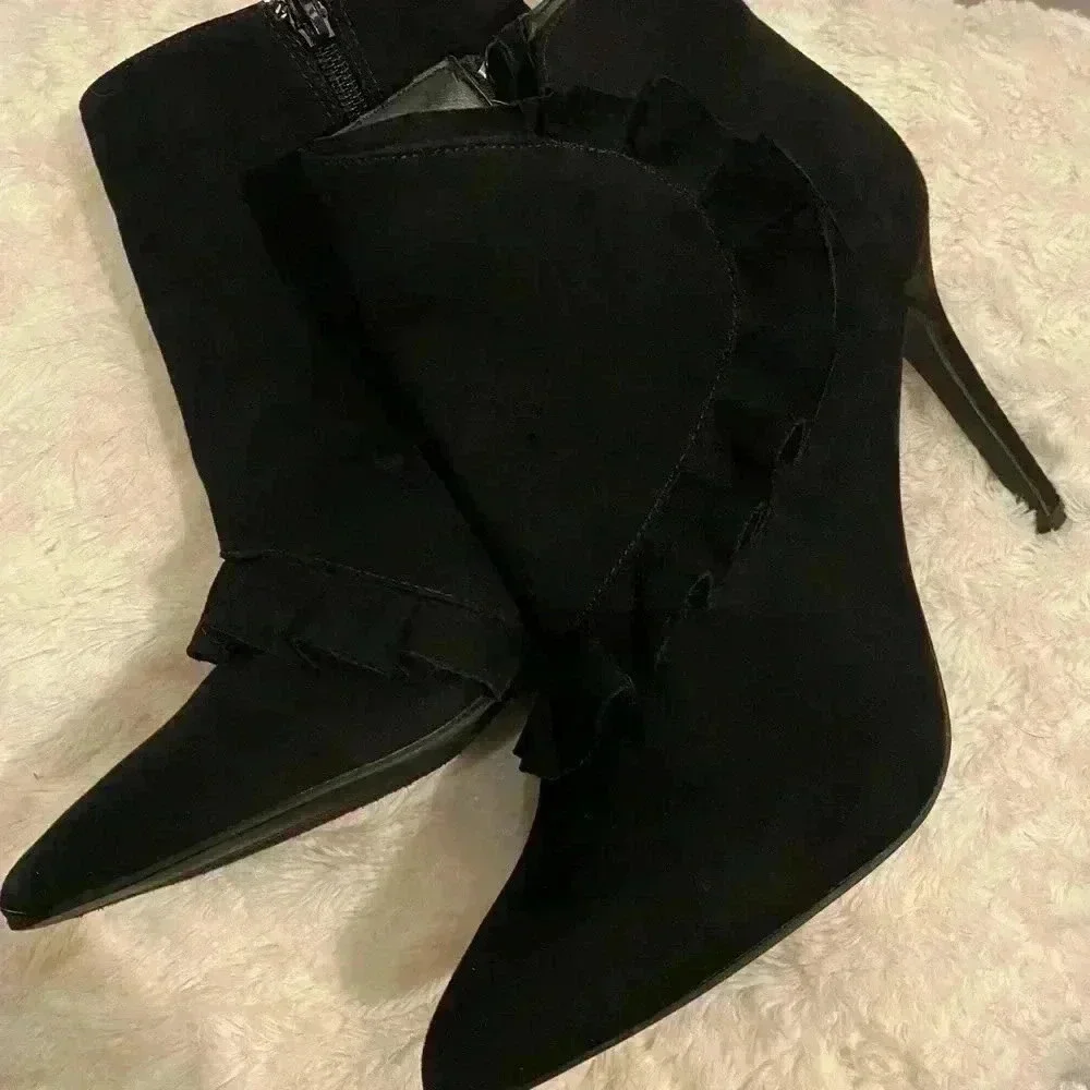 Women’s New JG Soho Black Ruffle Ankle Boot - Size 8  🔥🔥🔥
